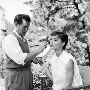 历史上的今天 | 好莱坞著名影星奥黛丽·赫本逝世