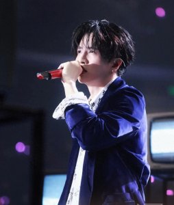 薛之谦和妻子高磊鑫以及旧爱李雨桐,三人关系复杂,谁对谁错?