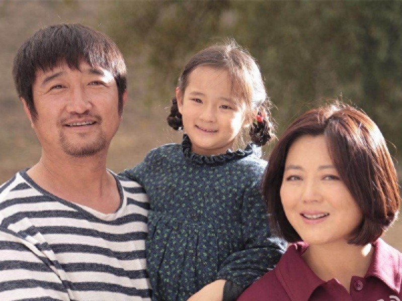 王茜华全家近照,素颜白皙水嫩,和丈夫恩爱让人赞,儿子像李晨