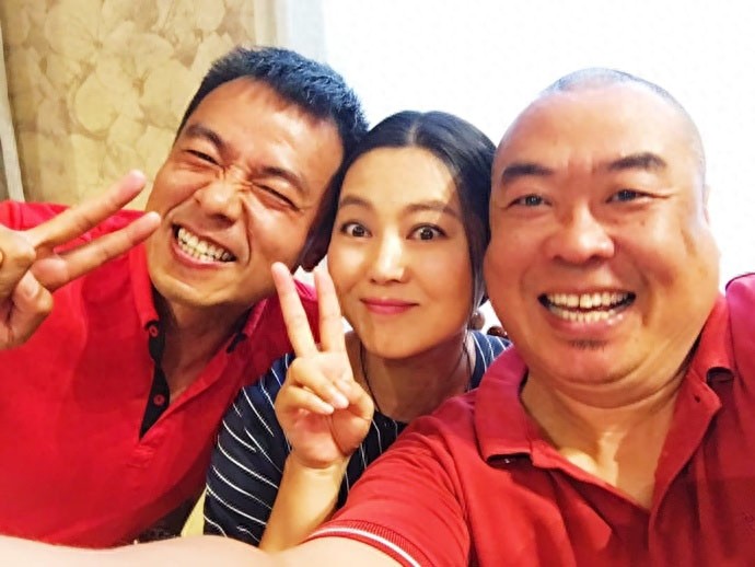 王茜华全家近照,素颜白皙水嫩,和丈夫恩爱让人赞,儿子像李晨