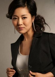 王茜华全家近照,素颜白皙水嫩,和丈夫恩爱让人赞,儿子像李晨