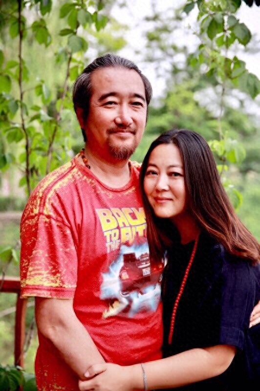 王茜华全家近照,素颜白皙水嫩,和丈夫恩爱让人赞,儿子像李晨