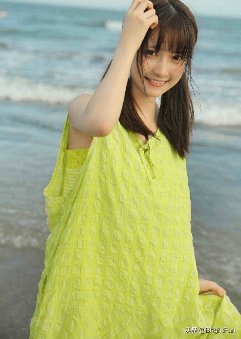 治愈系美女清新可爱海边养眼写真图片