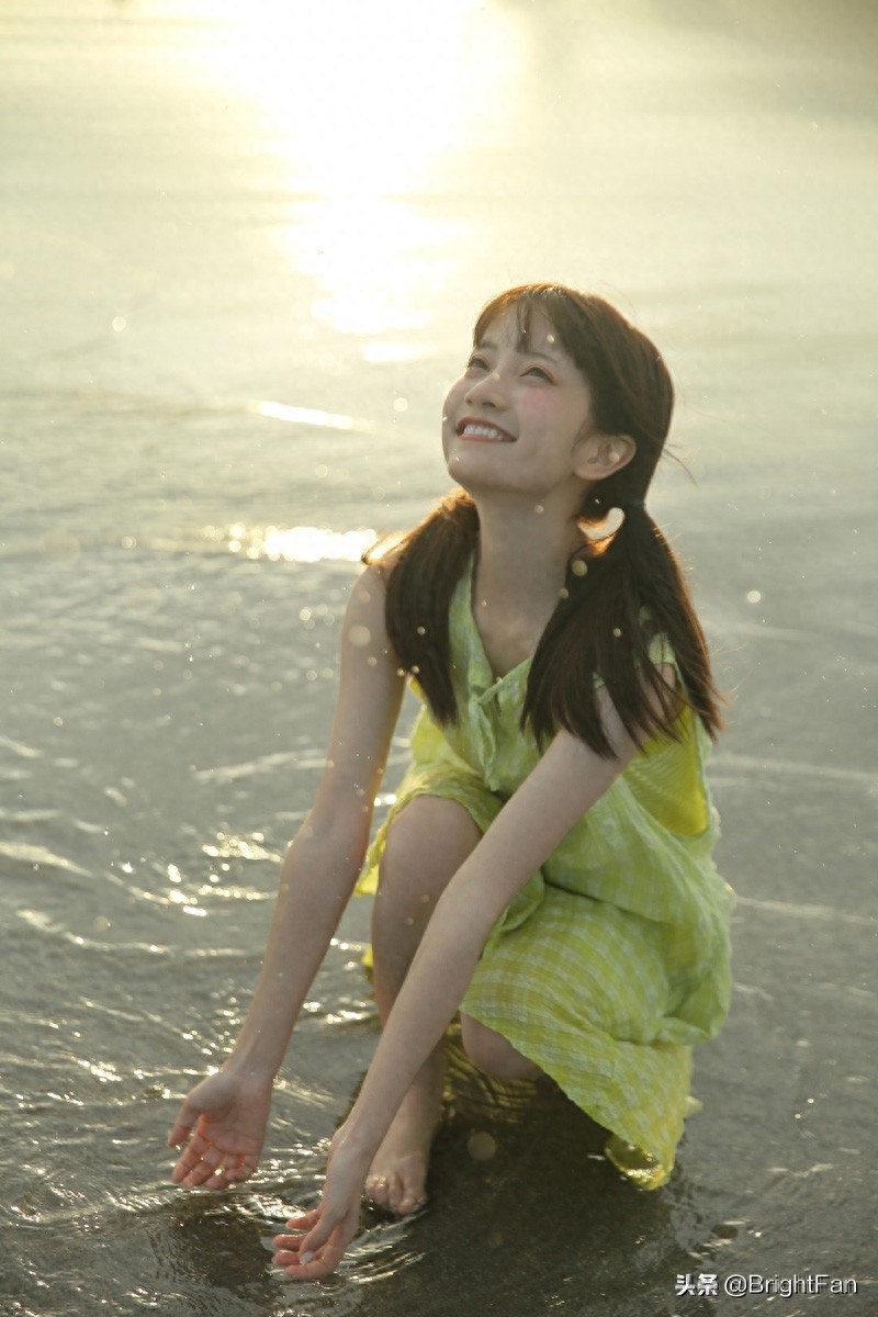 治愈系美女清新可爱海边养眼写真图片