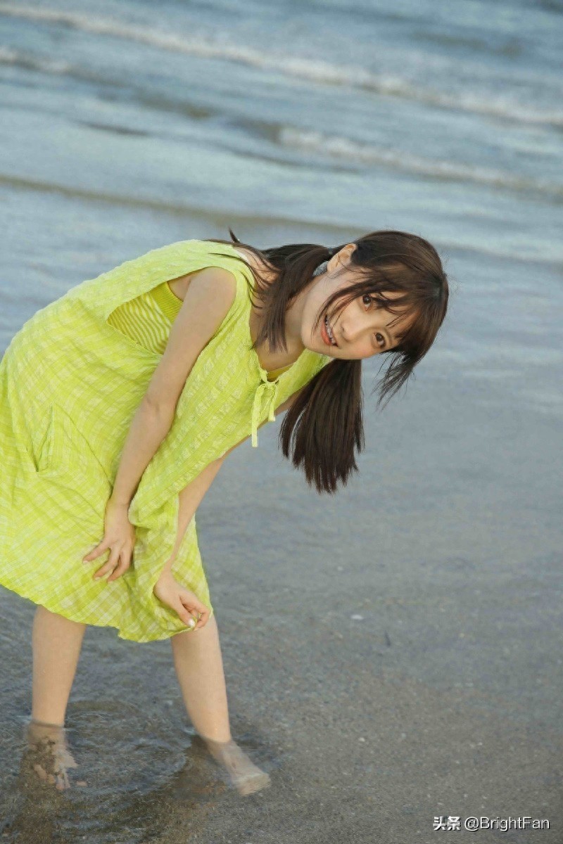 治愈系美女清新可爱海边养眼写真图片