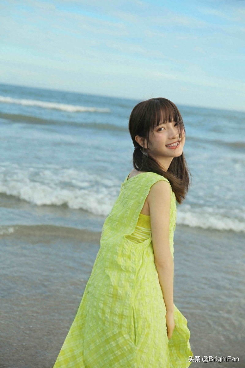 治愈系美女清新可爱海边养眼写真图片
