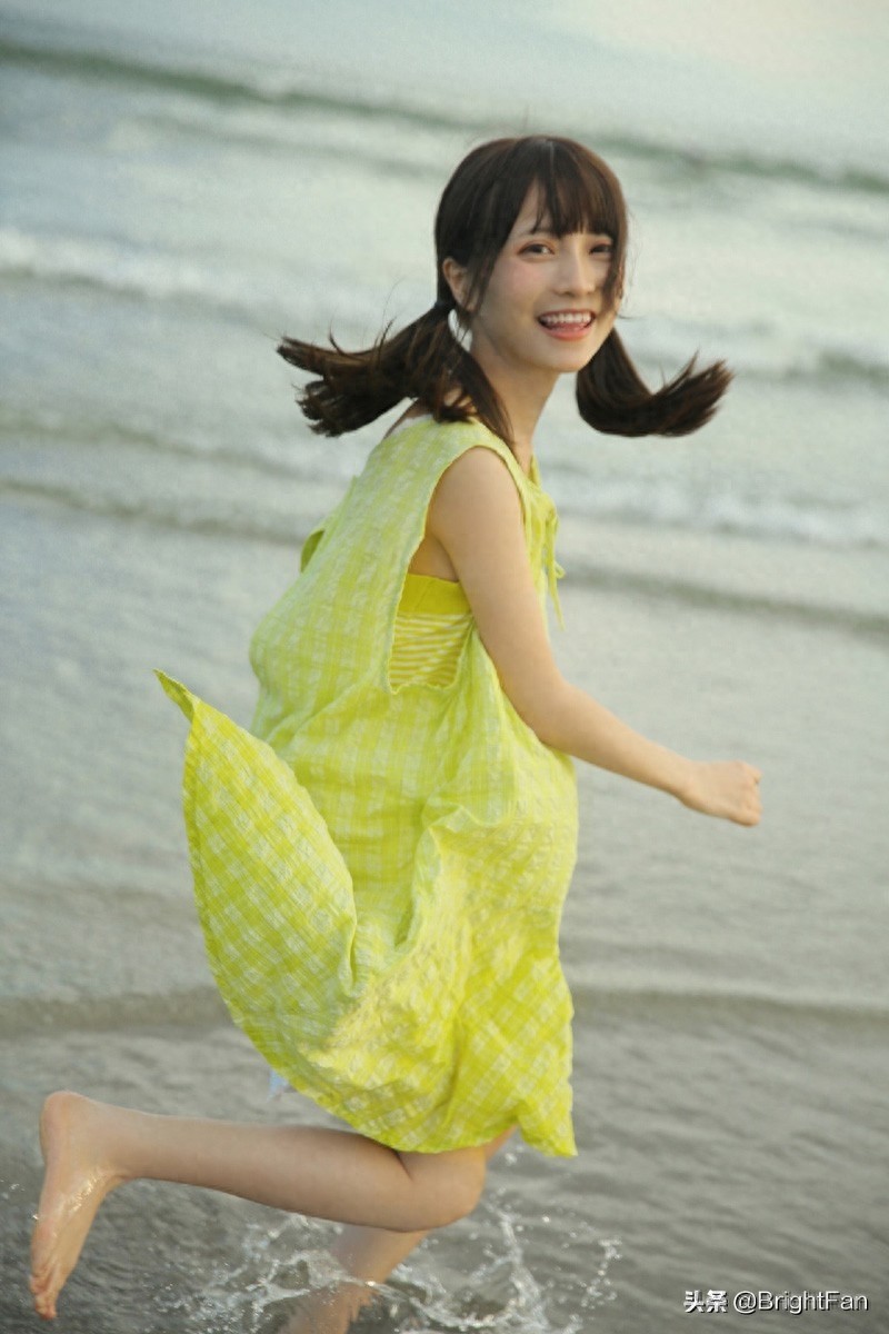 治愈系美女清新可爱海边养眼写真图片