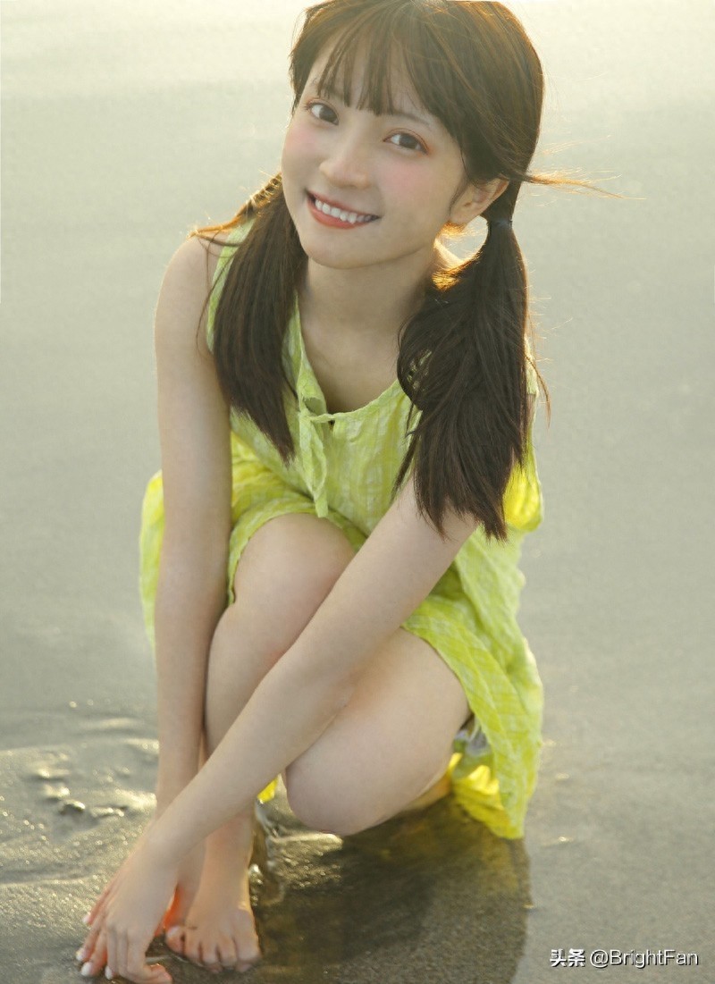 治愈系美女清新可爱海边养眼写真图片