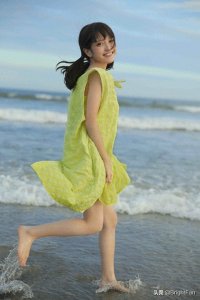 治愈系美女清新可爱海边养眼写真图片