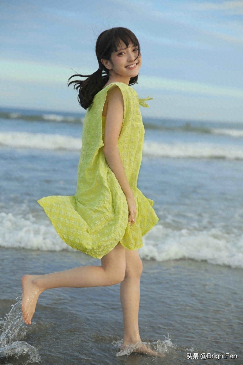 治愈系美女清新可爱海边养眼写真图片