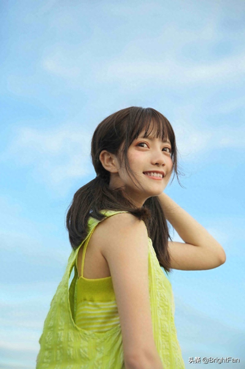 治愈系美女清新可爱海边养眼写真图片