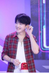 李炜晒近照,好评如潮,一位网友说出实情:敢不敢打开微博私信