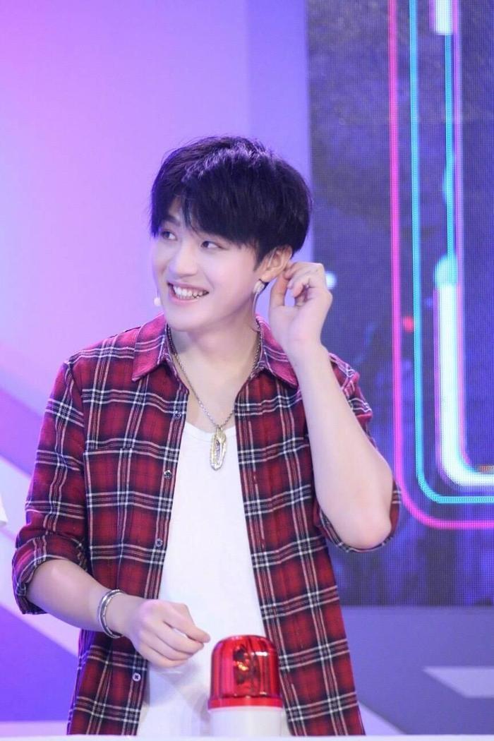 李炜晒近照,好评如潮,一位网友说出实情:敢不敢打开微博私信