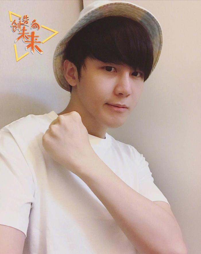 李炜晒近照,好评如潮,一位网友说出实情:敢不敢打开微博私信