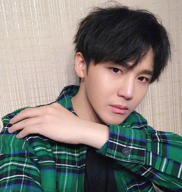 李炜晒近照,好评如潮,一位网友说出实情:敢不敢打开微博私信