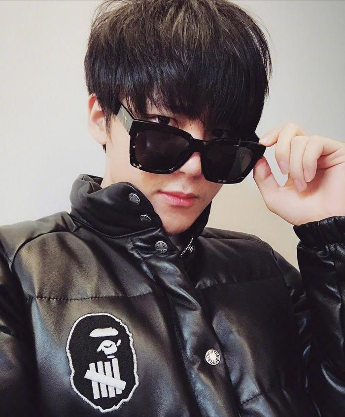 李炜晒近照,好评如潮,一位网友说出实情:敢不敢打开微博私信