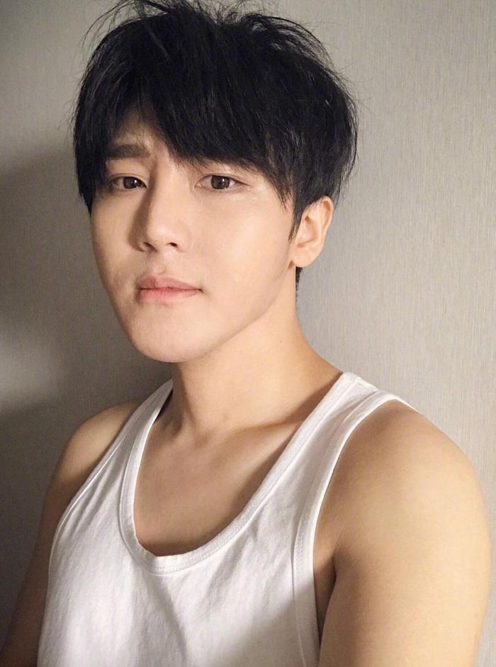 李炜晒近照,好评如潮,一位网友说出实情:敢不敢打开微博私信