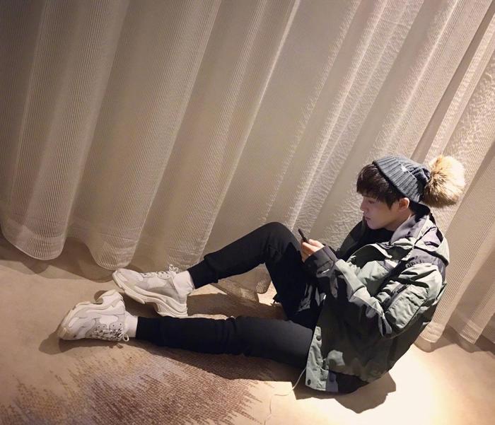 李炜晒近照,好评如潮,一位网友说出实情:敢不敢打开微博私信