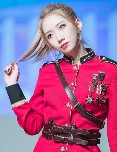 孟美岐是哇唧唧哇的还是乐华的