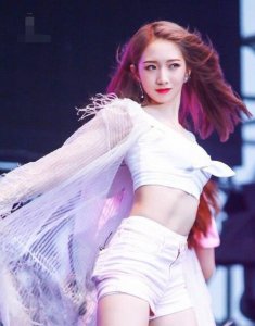 孟美岐是哇唧唧哇的还是乐华的