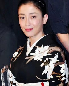 14岁陪睡导演,16岁拍大尺度写真,母亲的贪欲毁宫泽理惠一生!