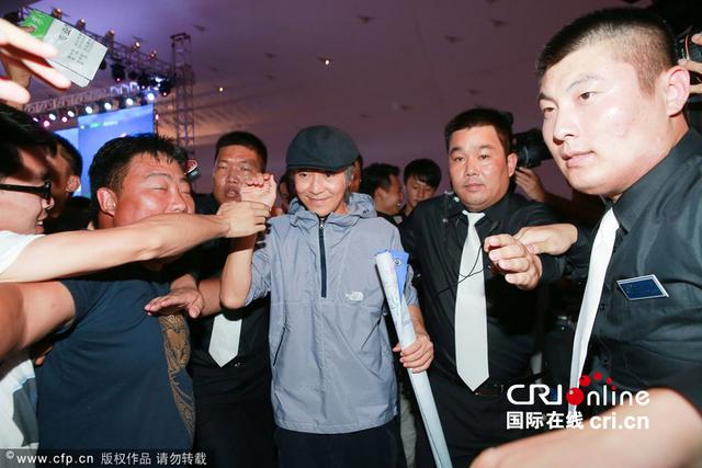 周星驰颁奖嘉宾最新(周星驰低调亮相美人鱼选角决赛)(6)