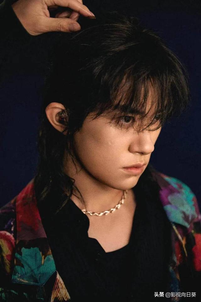 易烊千玺首个破百亿的00后影人(最年轻的百亿影星)(17)