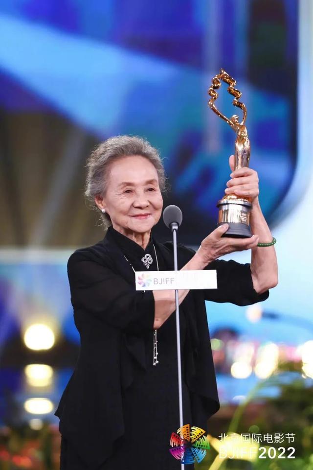 吴彦姝年轻时候照(84岁的最佳女主角)(2)