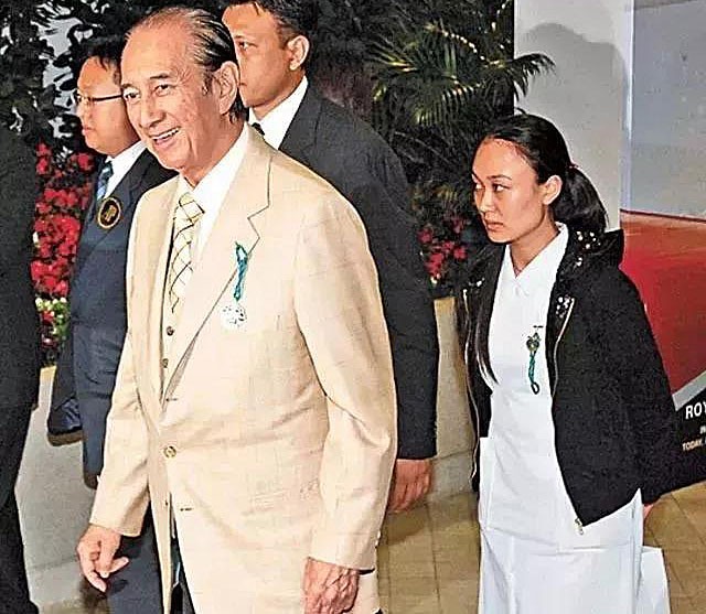 原配患结肠炎,何鸿燊:不想一辈子当和尚,迎娶14岁的二太蓝琼缨