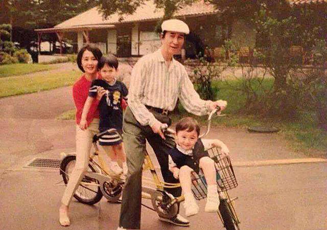 原配患结肠炎,何鸿燊:不想一辈子当和尚,迎娶14岁的二太蓝琼缨