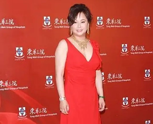 原配患结肠炎,何鸿燊:不想一辈子当和尚,迎娶14岁的二太蓝琼缨