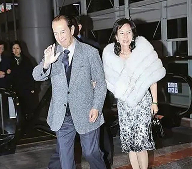 原配患结肠炎,何鸿燊:不想一辈子当和尚,迎娶14岁的二太蓝琼缨