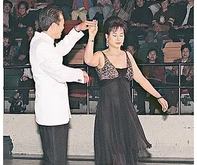 原配患结肠炎,何鸿燊:不想一辈子当和尚,迎娶14岁的二太蓝琼缨