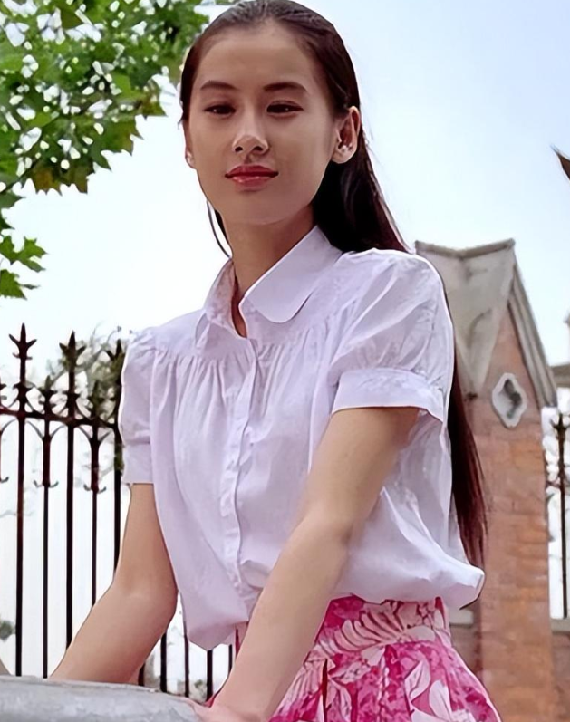 隐藏身份八年，一年两亿零花钱的黄圣依，故事远比你想的精彩