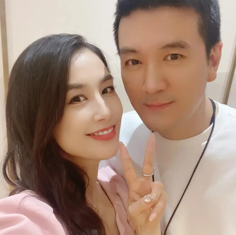 隐藏身份八年，一年两亿零花钱的黄圣依，故事远比你想的精彩