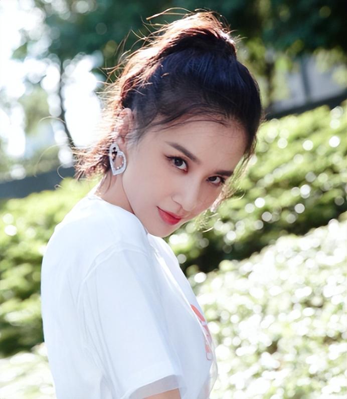 隐藏身份八年，一年两亿零花钱的黄圣依，故事远比你想的精彩