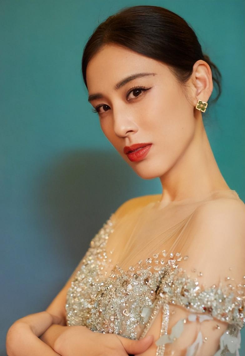 隐藏身份八年，一年两亿零花钱的黄圣依，故事远比你想的精彩