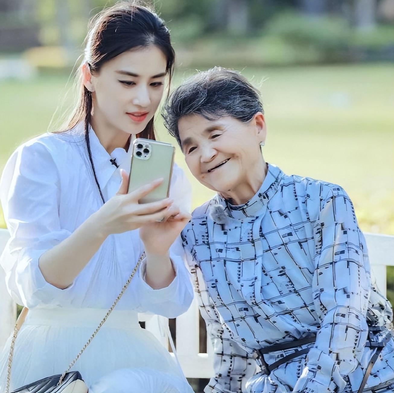 隐藏身份八年，一年两亿零花钱的黄圣依，故事远比你想的精彩