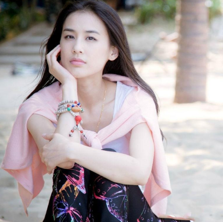 隐藏身份八年，一年两亿零花钱的黄圣依，故事远比你想的精彩