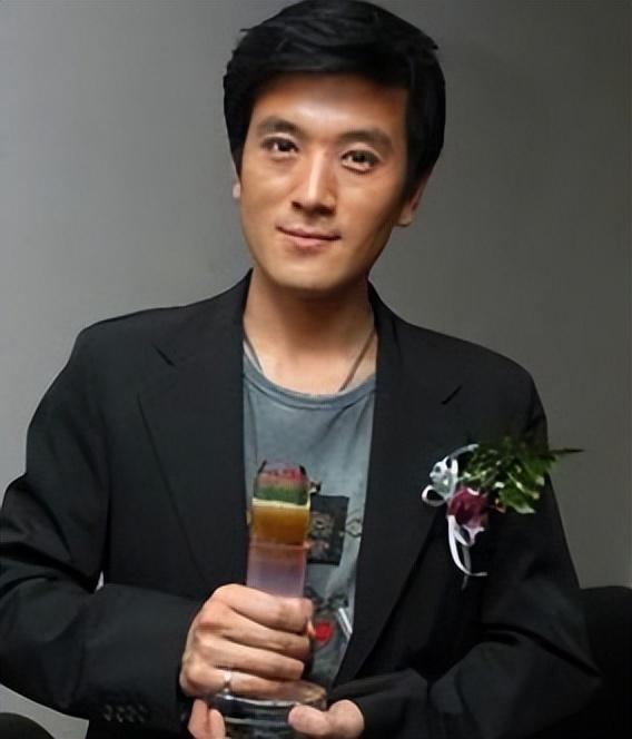 隐藏身份八年，一年两亿零花钱的黄圣依，故事远比你想的精彩