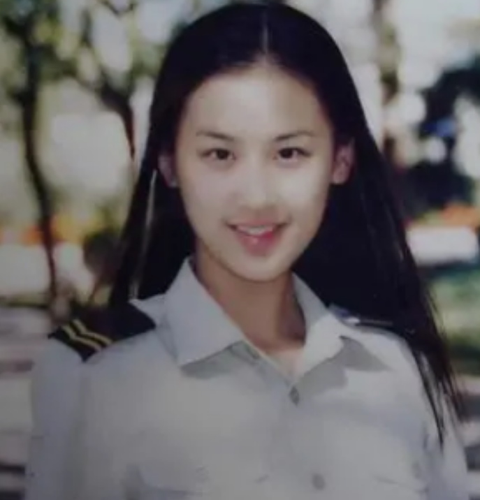 隐藏身份八年，一年两亿零花钱的黄圣依，故事远比你想的精彩