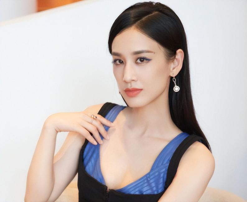 隐藏身份八年，一年两亿零花钱的黄圣依，故事远比你想的精彩