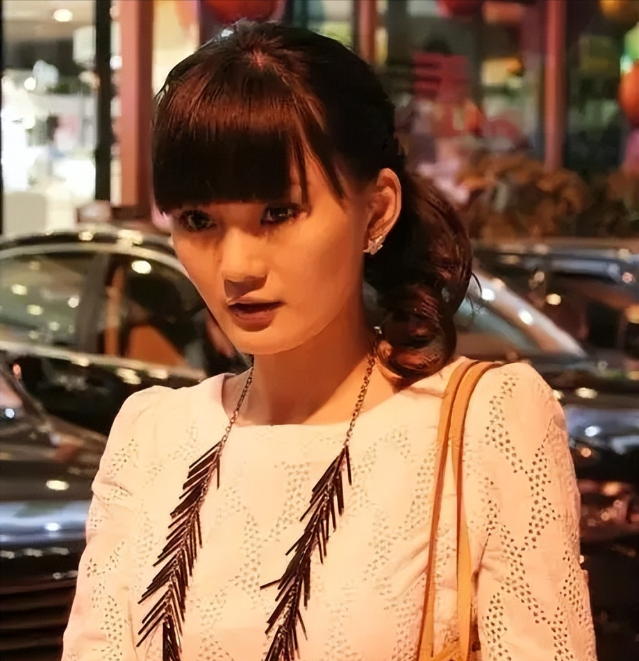 沦落成柜姐？曾经红极一时的“兔子精”楼安琪，现在怎样了？