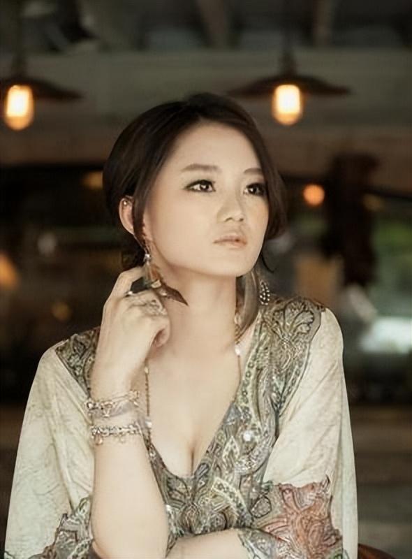 沦落成柜姐？曾经红极一时的“兔子精”楼安琪，现在怎样了？