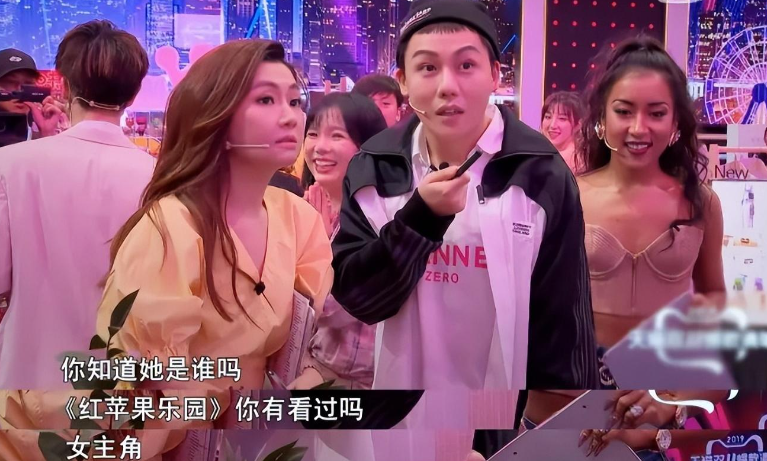 沦落成柜姐？曾经红极一时的“兔子精”楼安琪，现在怎样了？