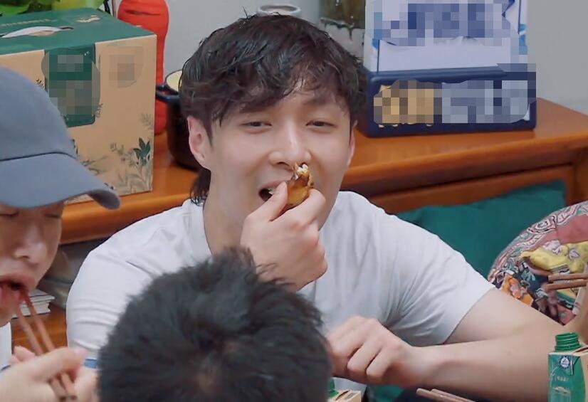 张艺兴为减肥空腹健身，自认易胖体质不敢吃碳水，被黄磊直接劝阻