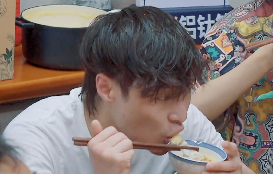 张艺兴为减肥空腹健身，自认易胖体质不敢吃碳水，被黄磊直接劝阻