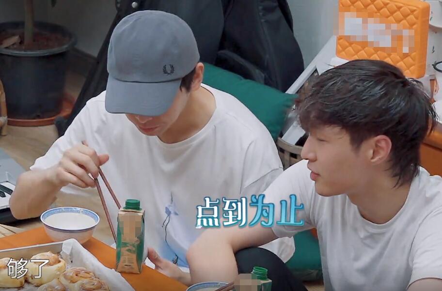 张艺兴为减肥空腹健身，自认易胖体质不敢吃碳水，被黄磊直接劝阻