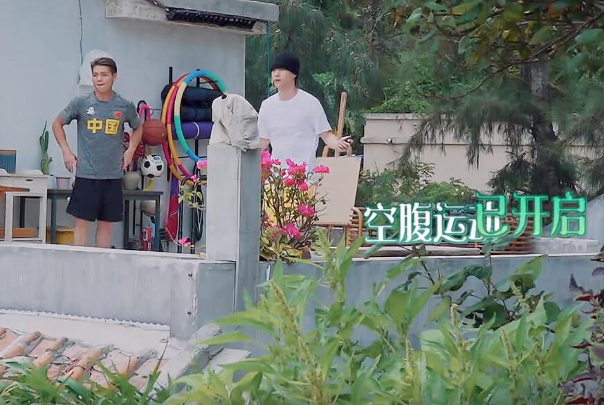 张艺兴为减肥空腹健身，自认易胖体质不敢吃碳水，被黄磊直接劝阻