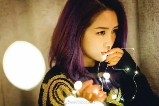 何洁高清写真女人味十足，灯光萦绕画面梦幻治愈